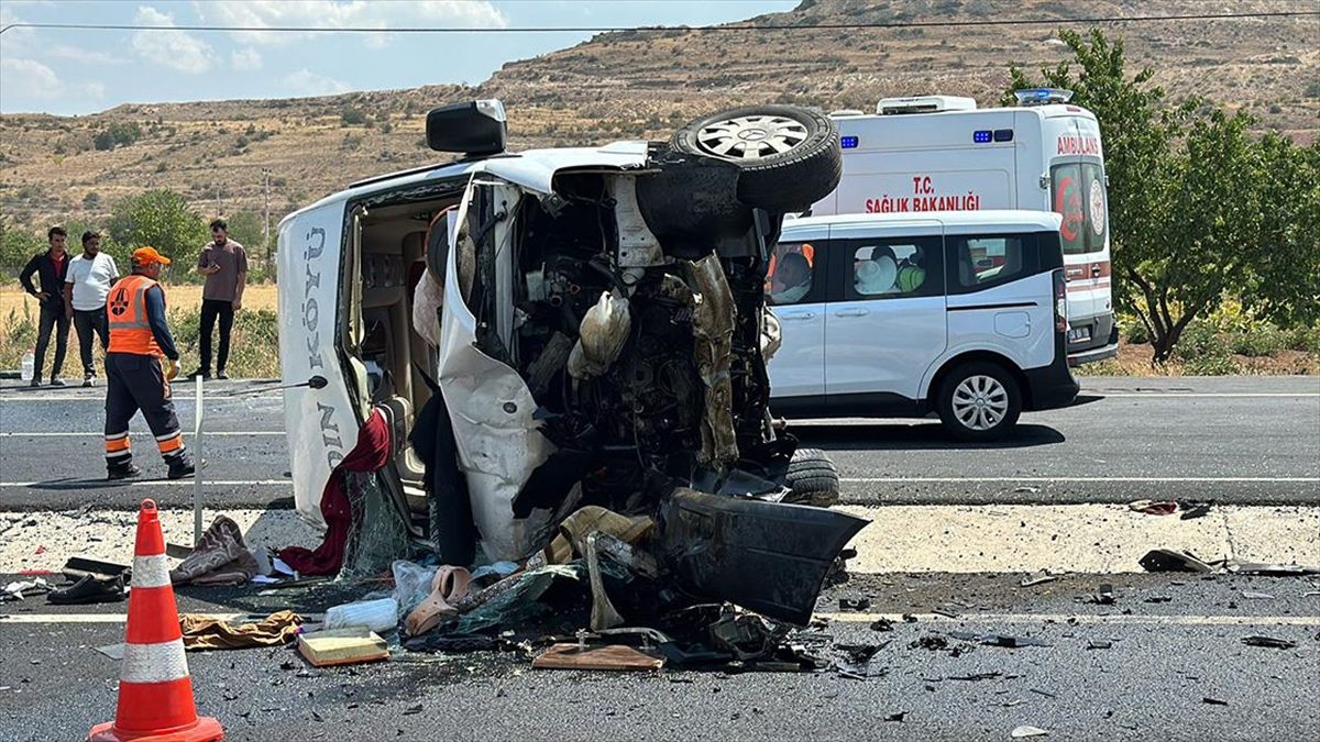 Nevşehir'de düğüne gidenlerin bulunduğu minibüs ile otomobilin çarpışması sonucu 2'si