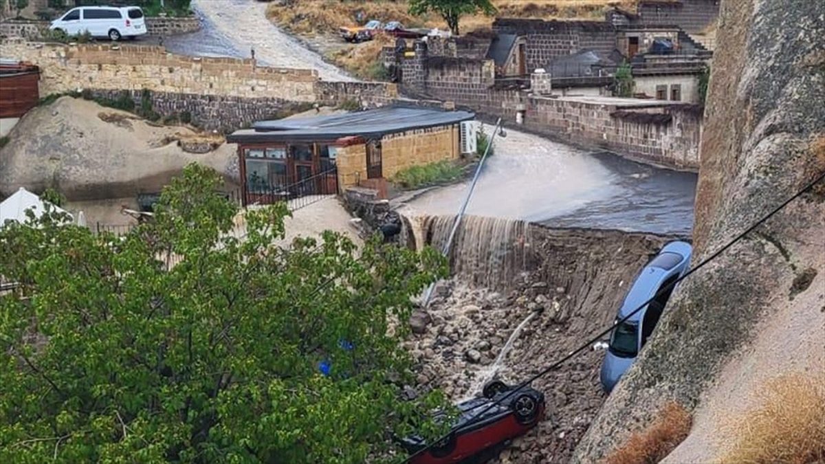 Nevşehir’in Göreme beldesinde sağanak sonrası meydana gelen sel hasara neden