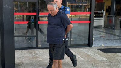 ANTALYA (AA) – Antalya'nın Alanya ilçesinde satranç dersi verdiği öğrencilerin