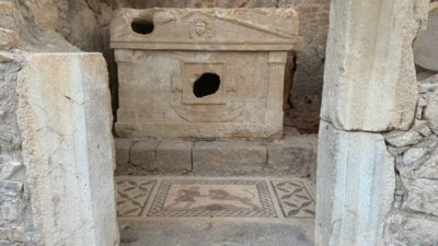 - Antalya'da Helenistik, Roma ve Bizans dönemlerinin izlerini taşıyan antik