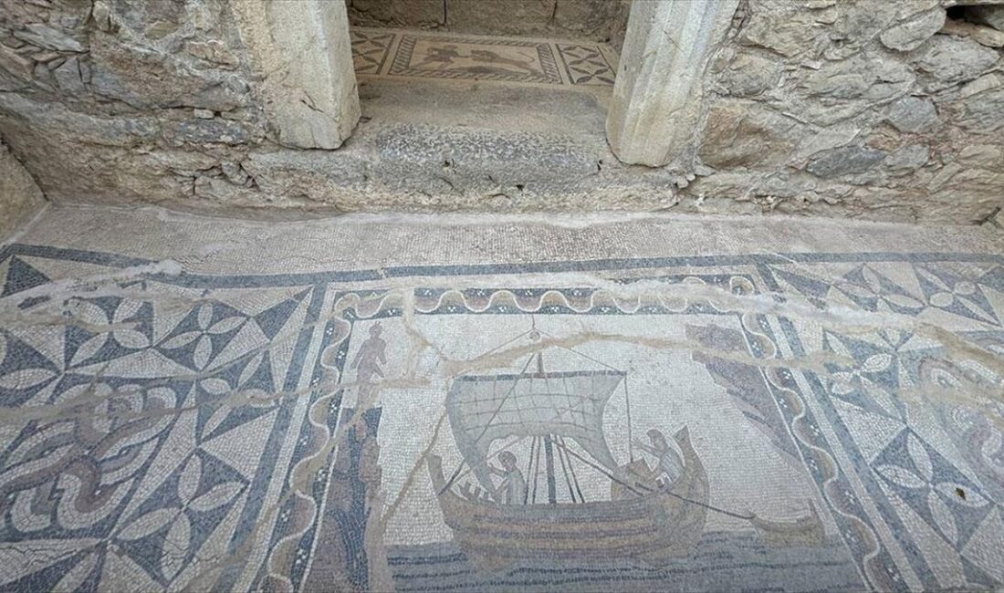 Antalya'nın Kumluca ilçesindeki Olympos Antik Kenti, barındırdığı tarihi kalıntılarıyla kültür,