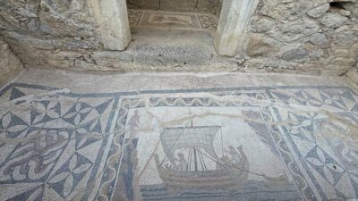 Antalya'nın Kumluca ilçesindeki Olympos Antik Kenti, barındırdığı tarihi kalıntılarıyla kültür,