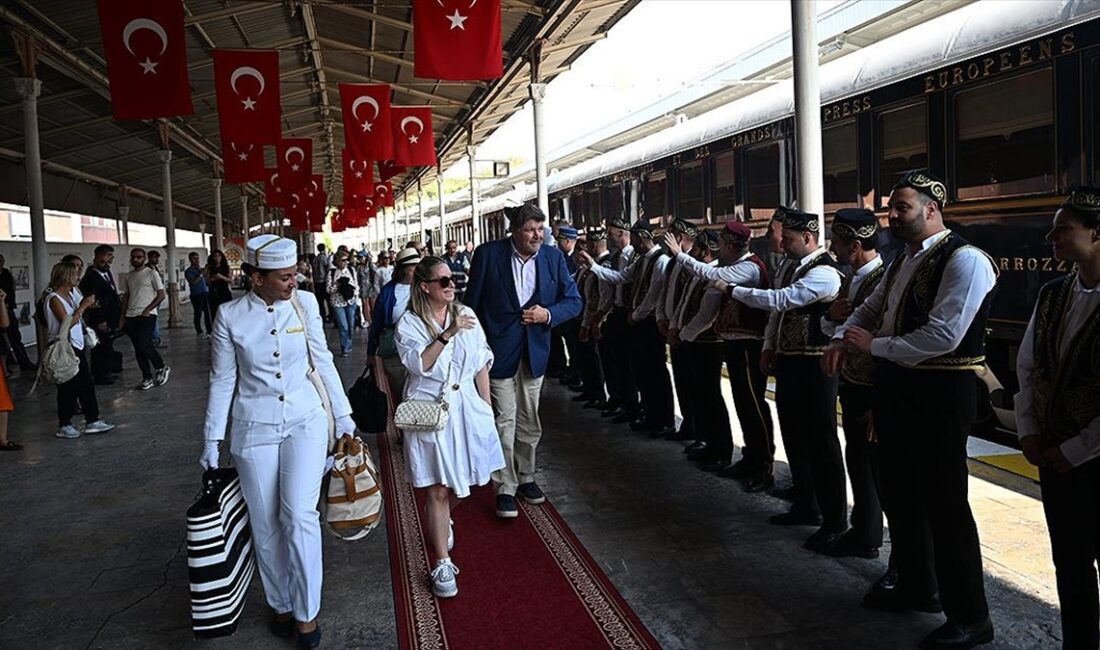 Fransa'nın başkenti Paris'ten yola çıkan Orient Express, Sirkeci Tren Garı'na