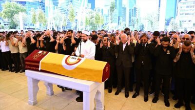 İSTANBUL (AA) – Oyuncu Aydemir Akbaş, son yolculuğuna uğurlandı. Akbaş’ın