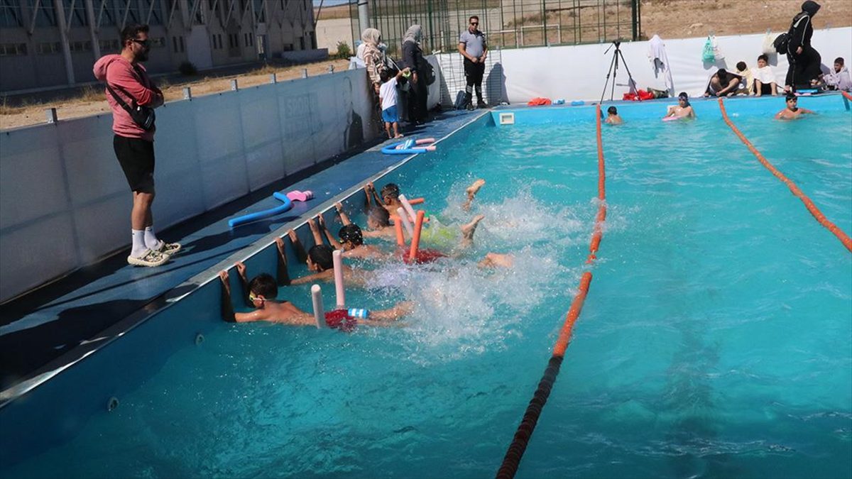 Gençlik ve Spor Bakanlığının başlattığı "Yüzme Bilmeyen Kalmasın Projesi" kapsamında,