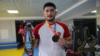 Bilek güreşinde ulusal ve uluslararası organizasyonlarda çok sayıda derecesi bulunan