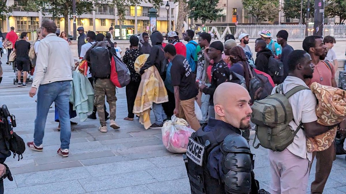 PARIS (AA) – Fransa’da refakatsiz çocuk göçmenlere yardım faaliyetlerinde bulunan