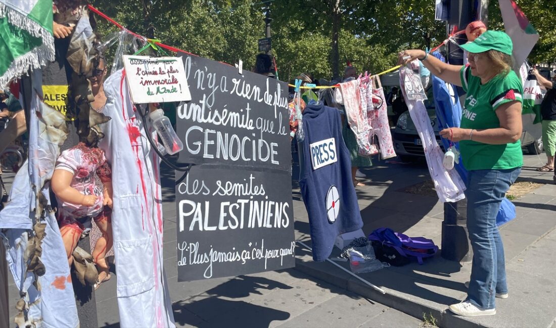 PARIS (AA) – Paris’in simgesel Cumhuriyet Meydanı’nda toplanan Filistin destekçileri,
