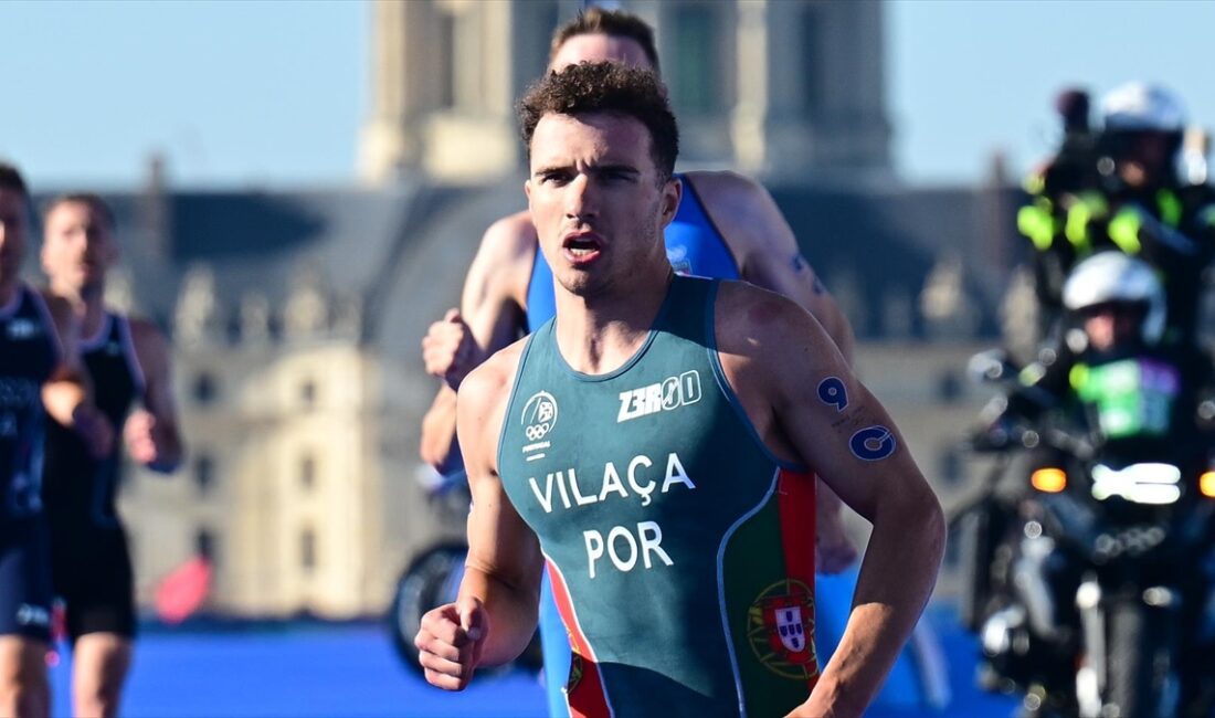 Paris 2024 Olimpiyat Oyunları'nda mücadele eden Portekiz Triatlon Takımı sporcusu
