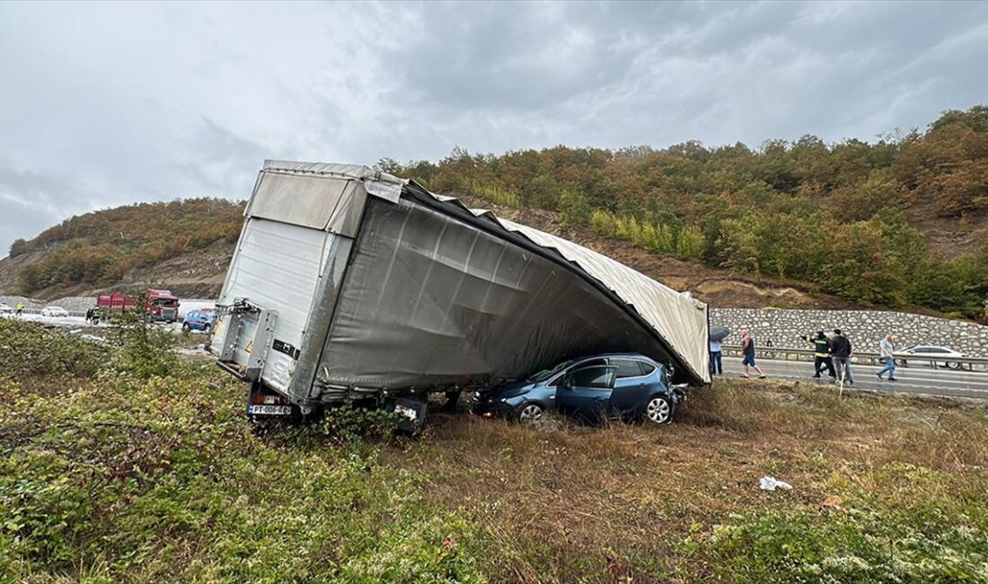 Samsun-Ankara kara yolunda yağış nedeniyle kayan iki tır, yolcu otobüsü,