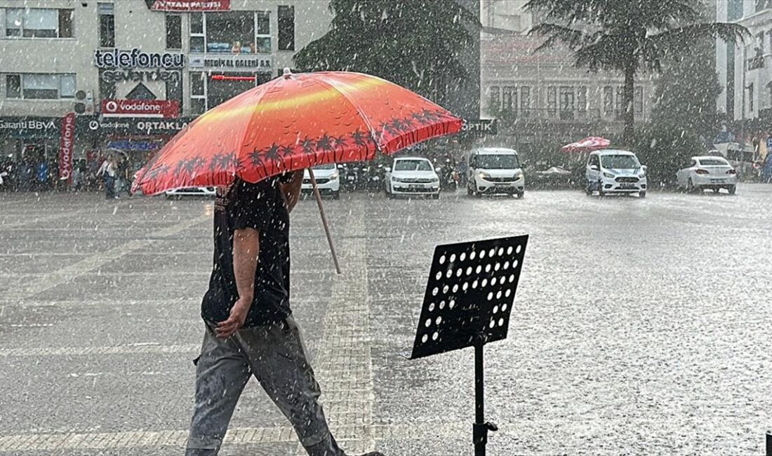 Samsun'da sağanak hayatı olumsuz etkiledi.