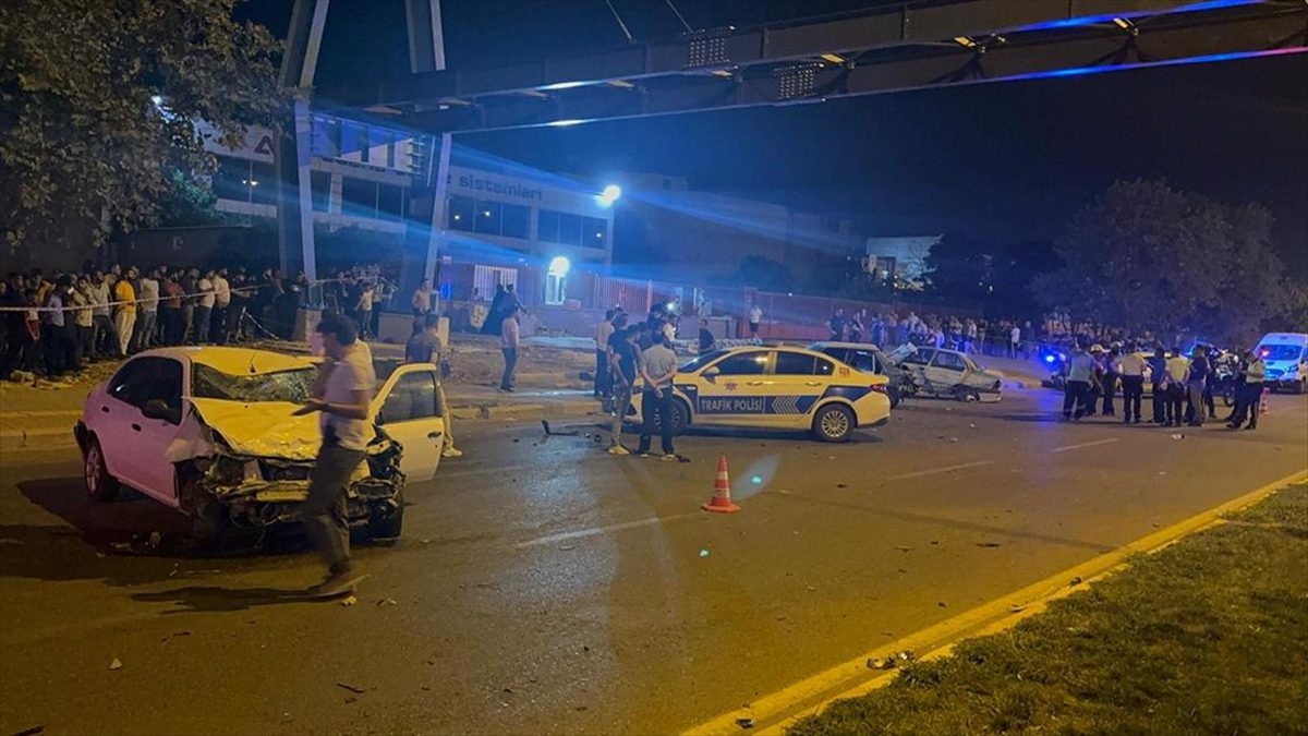 Şanlıurfa'da kontrol çıkan aracın kaldırımdaki yayalara çarpması sonucu 5 çocuk