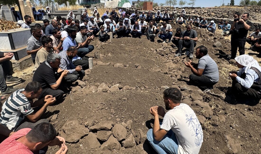 ŞANLIURFA (AA) – Kazada hayatını kaybeden 5 çocuğun cenazesi yakınlarınca
