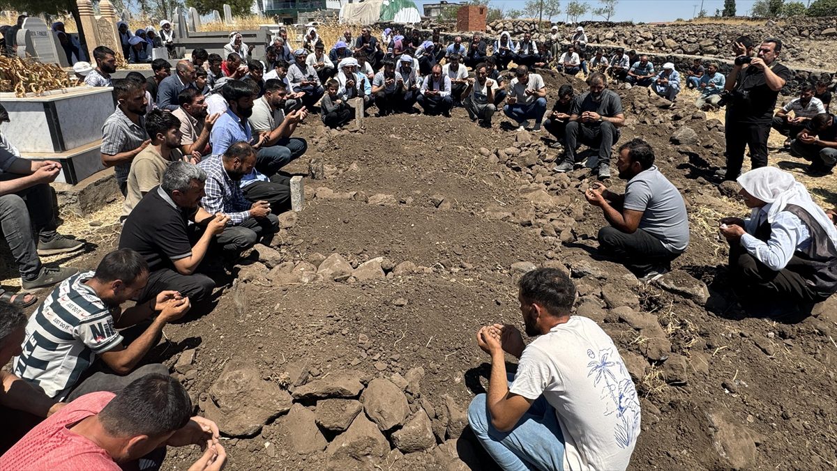 ŞANLIURFA (AA) – Kazada hayatını kaybeden 5 çocuğun cenazesi yakınlarınca