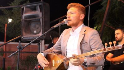 Babası ve ağabeylerinden edindiği bilgilerle çocuk yaştan itibaren bağlama çalmaya