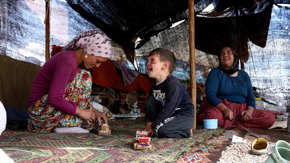 Yaz aylarını, serin yaylalara sahip olduğu için Konya'nın Hadim ilçesinde