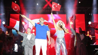 ANTALYA (AA) – Şarkıcı İrem Derici, Serik’te konser verdi. Şarkıcı