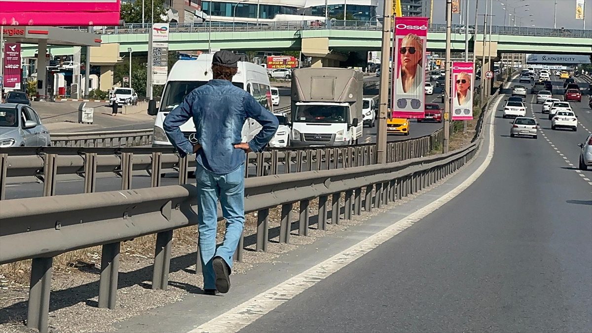 Pendik'te, D-100 kara yolunun kenarında yürüyüş yaptığı anlara ait görüntüleriyle