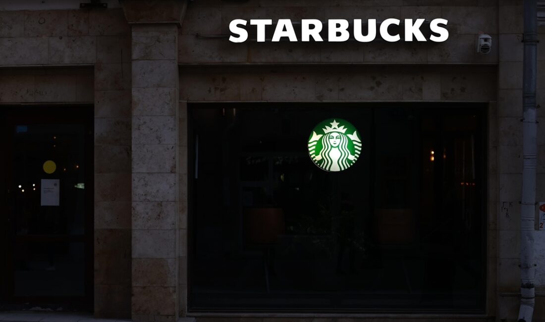 İki çeyrektir gelirlerinde düşüş bildiren kahve zinciri Starbucks'a başkan ve