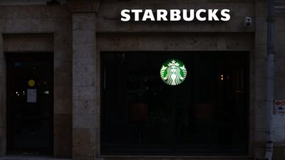 İki çeyrektir gelirlerinde düşüş bildiren kahve zinciri Starbucks'a başkan ve