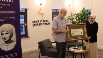 "Birleşen Yollar" ve "Huzur Sokağı" romanlarıyla tanınan aktivist, yazar ve