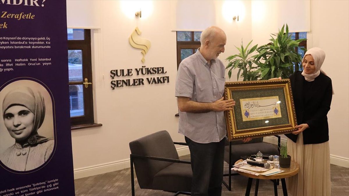 "Birleşen Yollar" ve "Huzur Sokağı" romanlarıyla tanınan aktivist, yazar ve