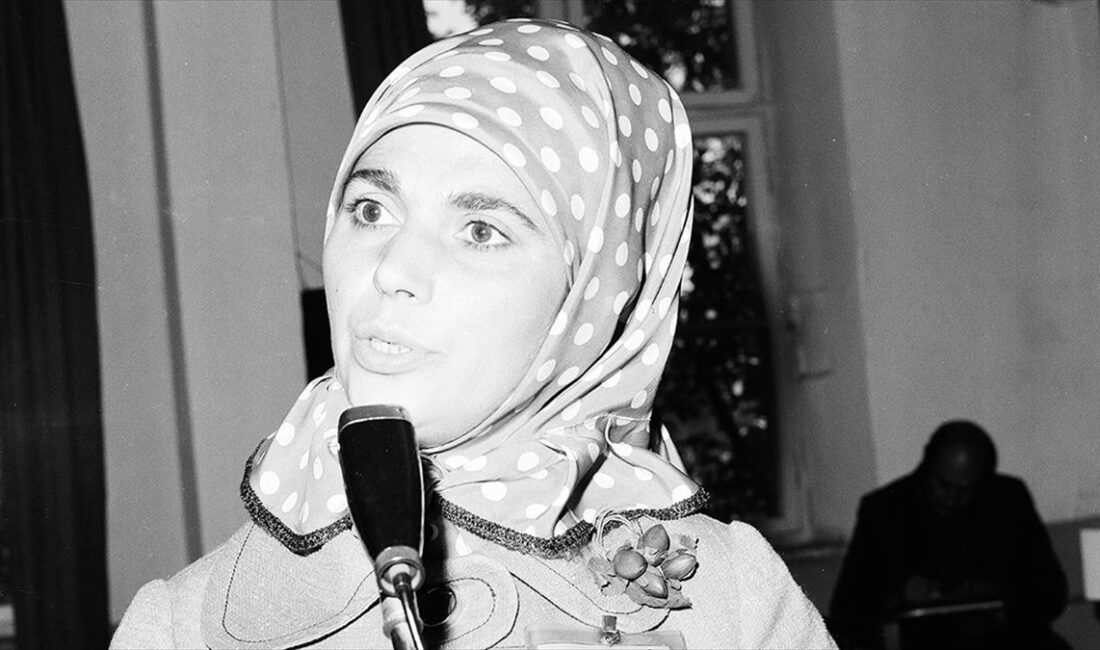"Birleşen Yollar" ve "Huzur Sokağı" romanlarıyla hatırlanan, yazıları ve konferanslarıyla
