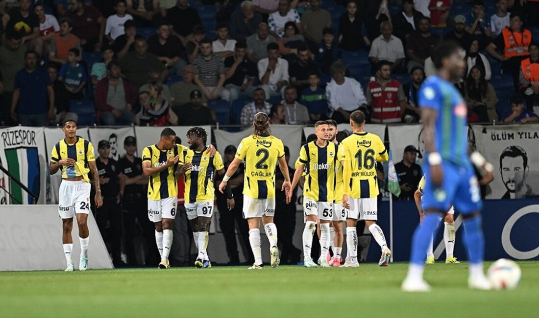 Çaykur Rizespor deplasmanında 5-0 kazanan Fenerbahçe, maç fazlasıyla liderliğe yükseldi.