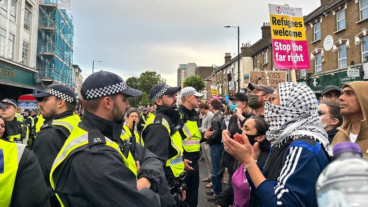 Tayland, İngiltere'de süren aşırı sağcı protestolar nedeniyle vatandaşları için seyahat