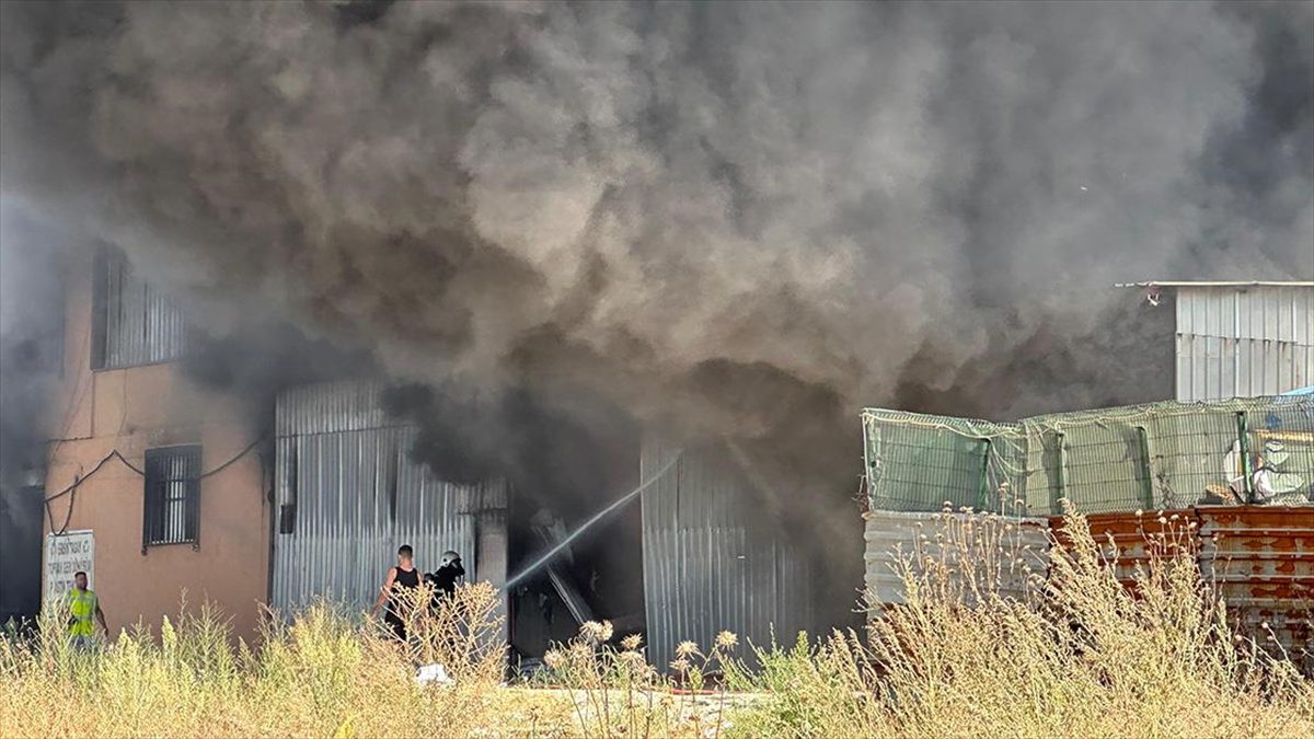 Tekirdağ'ın Çerkezköy ilçesinde geri dönüşüm tesisinde çıkan yangına müdahale ediliyor.