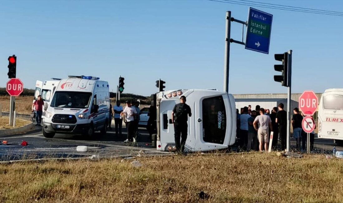 Tekirdağ'ın Saray ilçesinde servis midibüsü ve hafif ticari aracın çarpışması