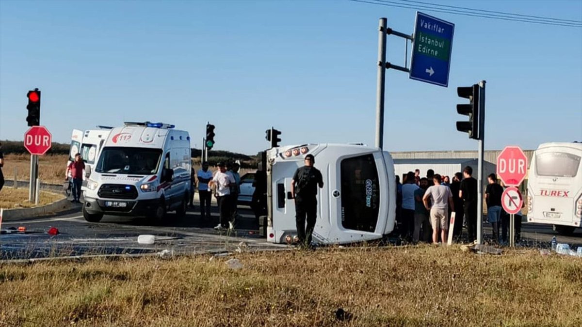 Tekirdağ'ın Saray ilçesinde servis midibüsü ve hafif ticari aracın çarpışması