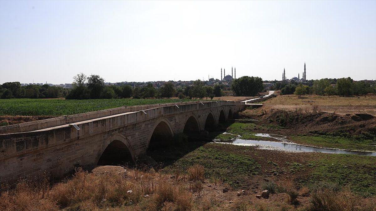 Edirne'de, kuraklık nedeniyle dip seviyeyi gören Tunca Nehri'nin bazı bölümlerinde