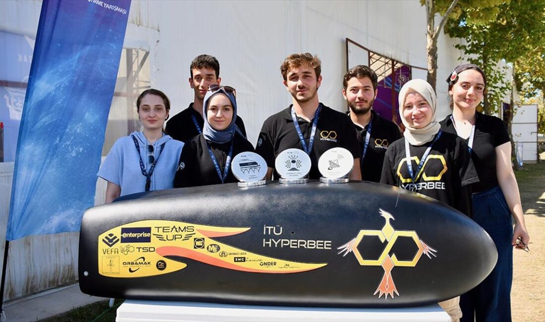 İsviçre'de düzenlenen uluslararası EHW Hyperloop Yarışması'ndan 3 ödülle dönen İstanbul