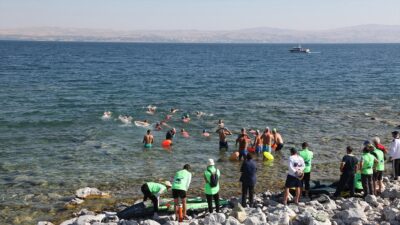 Sahil Güvenlik ve sağlık ekiplerinin kontrolünde göle giren 19 sporcu,