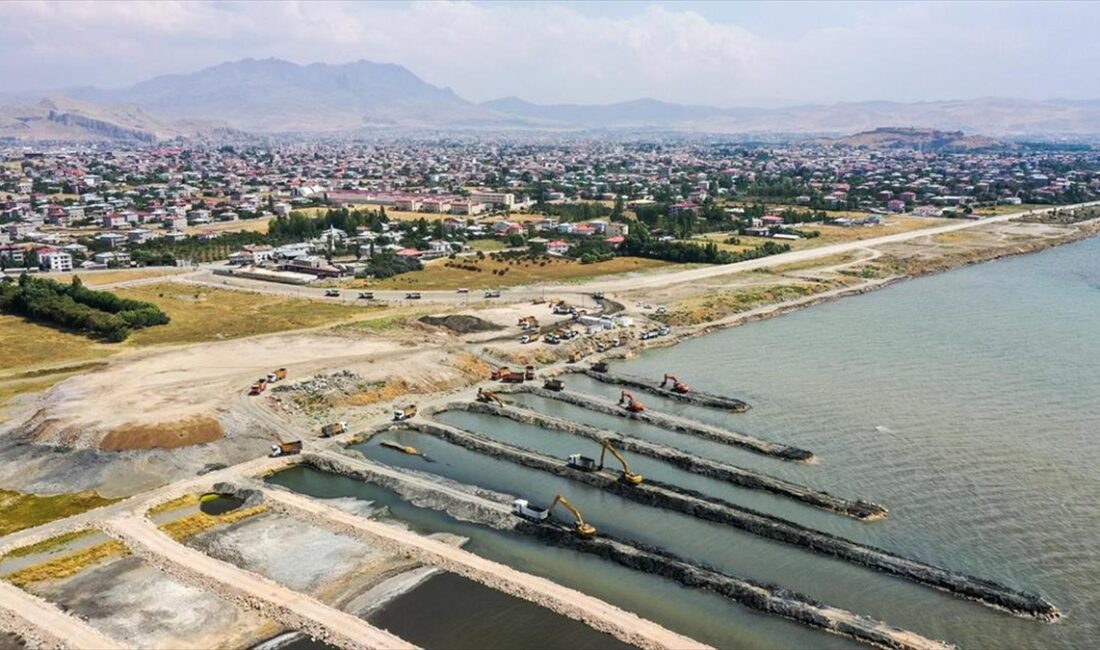 Van Büyükşehir Belediyesince yürütülen çalışmalarda, Van Gölü'nün zemininden 1 milyon