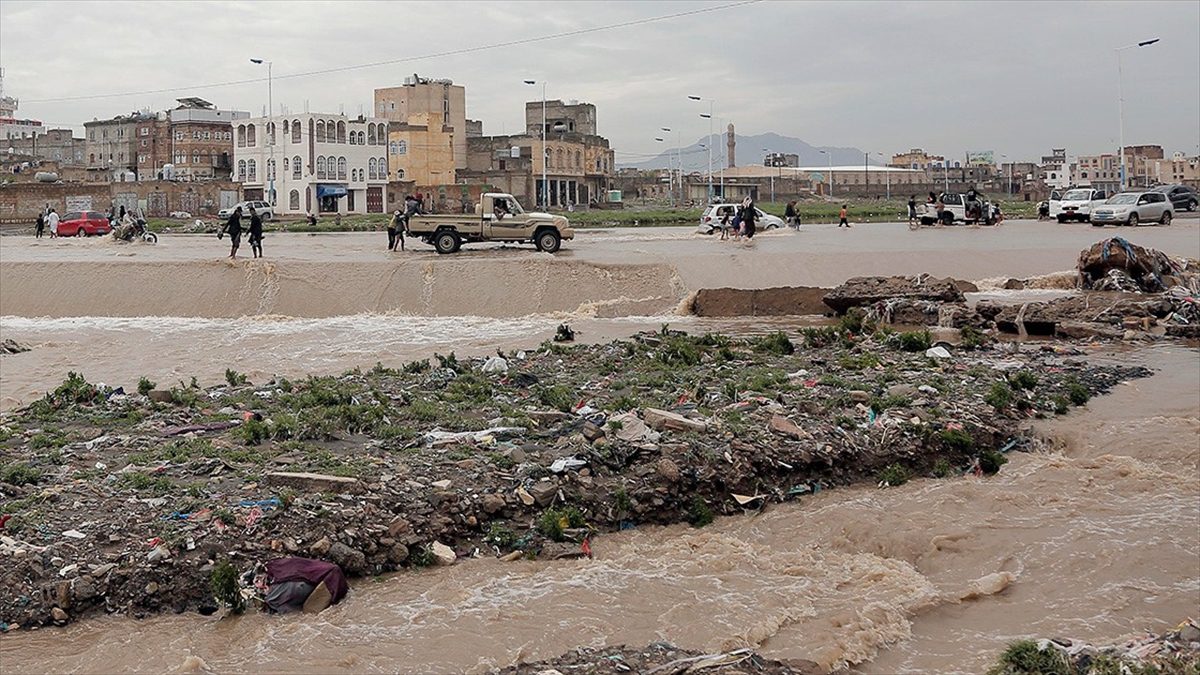 Yemen'de iç savaşın sebep olduğu olumsuzluklarla mücadele eden halkın sıkıntıları,