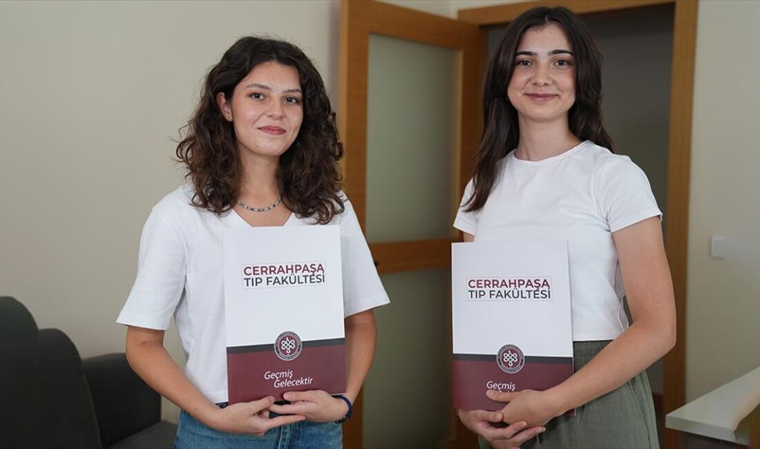 Yükseköğretim Kurumları Sınavı'na (YKS) hazırlanırken birbirlerine destek olan Sevgi Kırmızıbekmez