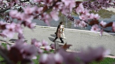 Yurt genelinde mevsim normallerinin üzerinde seyreden sıcaklıklar, hafta sonuna doğru