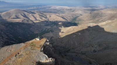 Kayseri'nin Yahyalı ilçesindeki Kurt Tepesi'nde uçurumun kenarında inşa edilen ve