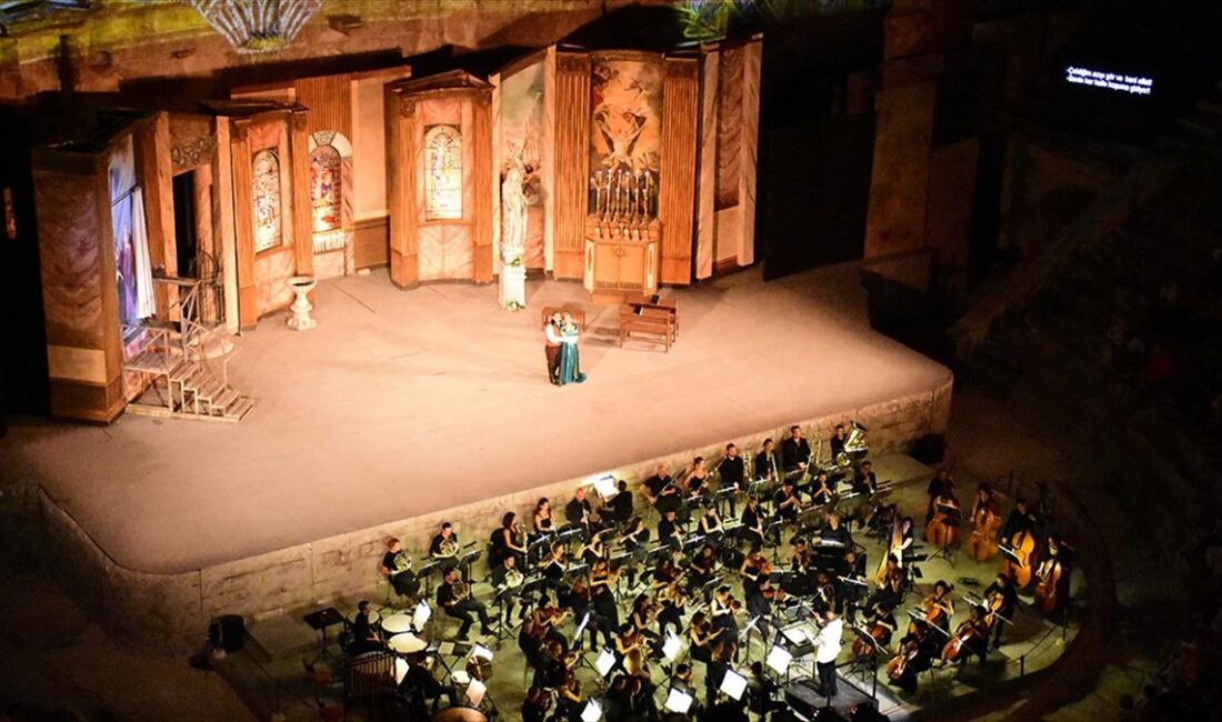 ANTALYA (AA) – Antalya Devlet Opera ve Balesi tarafından sahnelenen