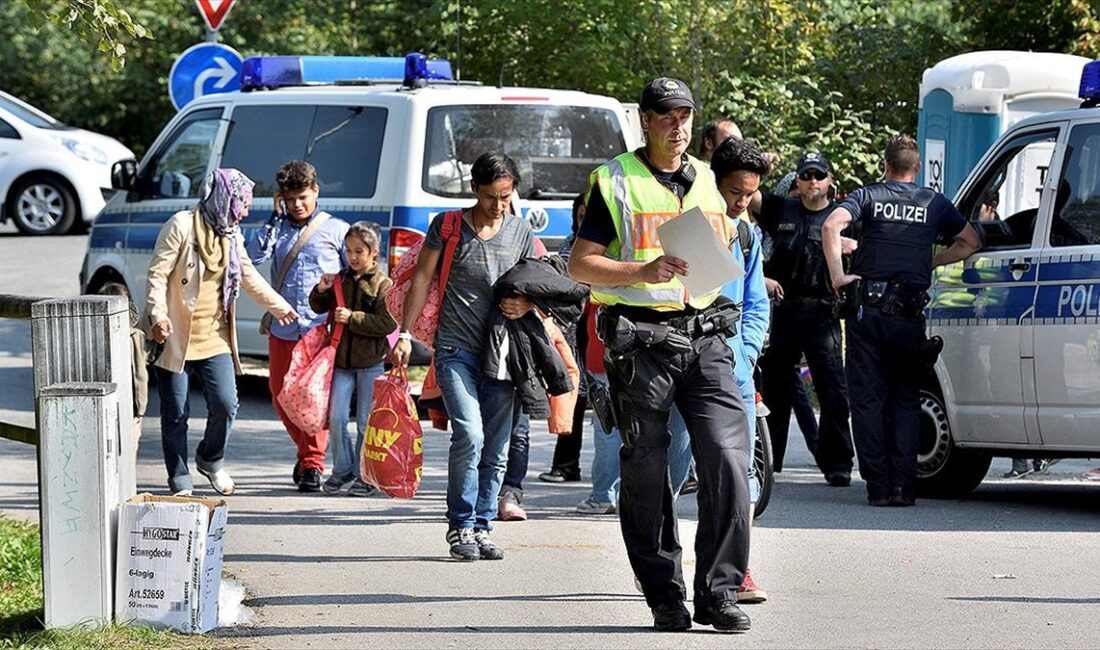 Avrupa Birliği (AB) ülkelerinden Macaristan'ın düzensiz göçmenleri Brüksel'e gönderme söyleminin