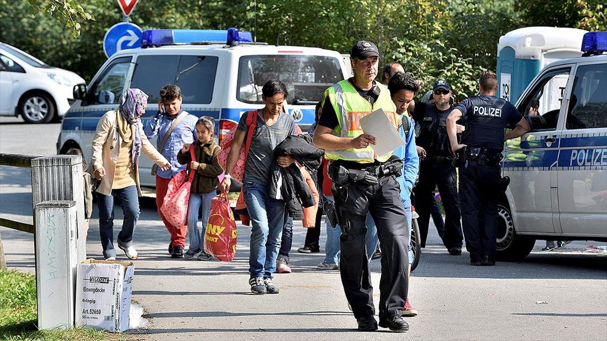 Avrupa Birliği (AB) ülkelerinden Macaristan'ın düzensiz göçmenleri Brüksel'e gönderme söyleminin