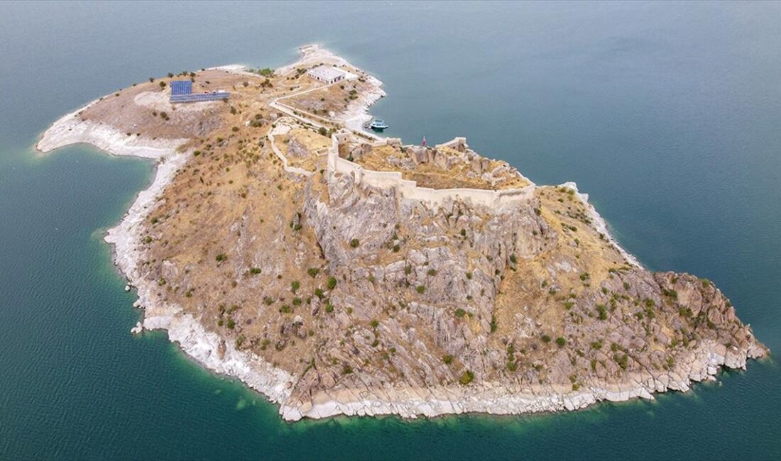 Tunceli'nin Pertek ilçesinde düzenlenen tekne turları sayesinde, Keban Baraj Gölü'nün