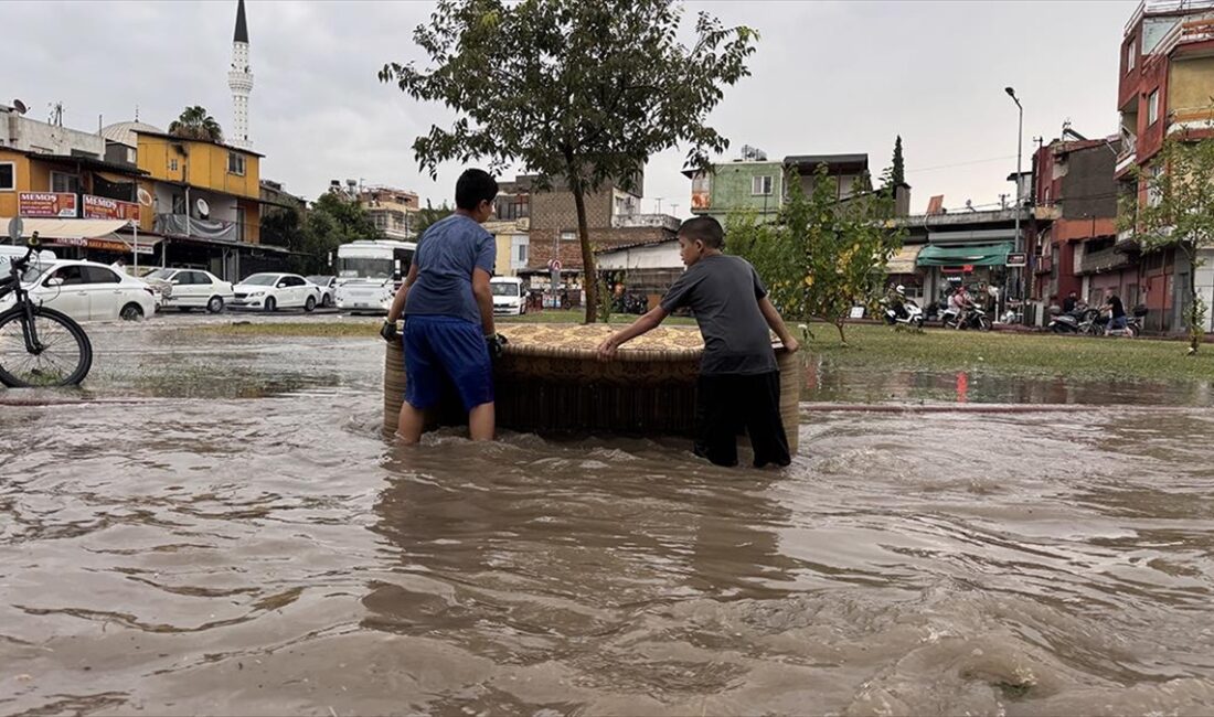 ADANA (AA) – Kent merkezinde öğleden sonra başlayan sağanak etkisini