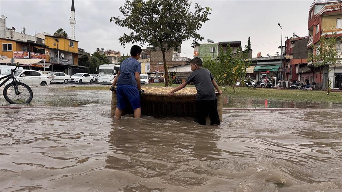 ADANA (AA) – Kent merkezinde öğleden sonra başlayan sağanak etkisini