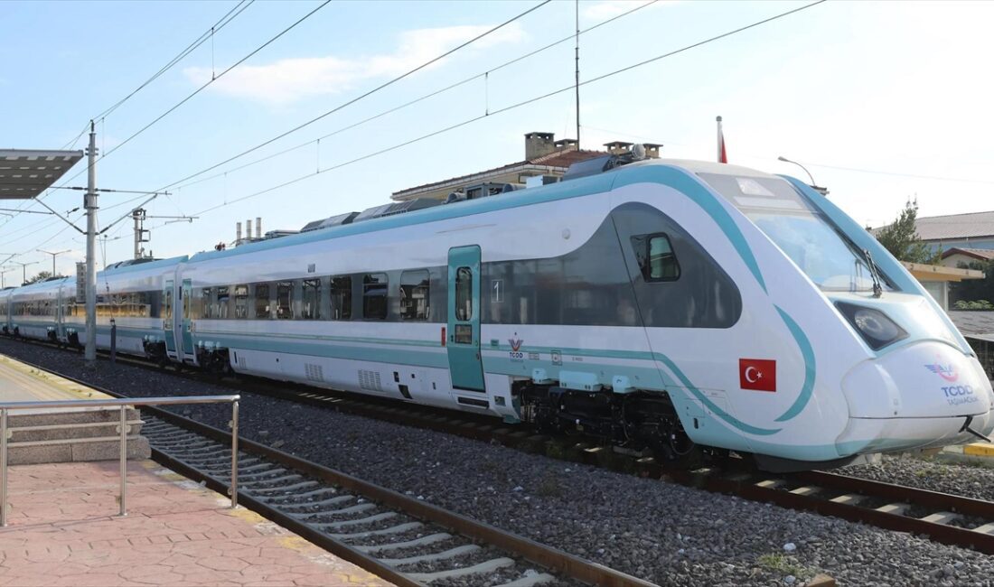 Ulaştırma ve Altyapı Bakanı Abdulkadir Uraloğlu, Adapazarı-Gebze bölgesel treniyle 2021