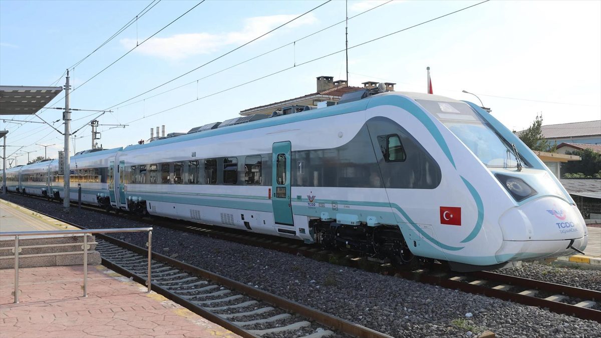 Ulaştırma ve Altyapı Bakanı Abdulkadir Uraloğlu, Adapazarı-Gebze bölgesel treniyle 2021