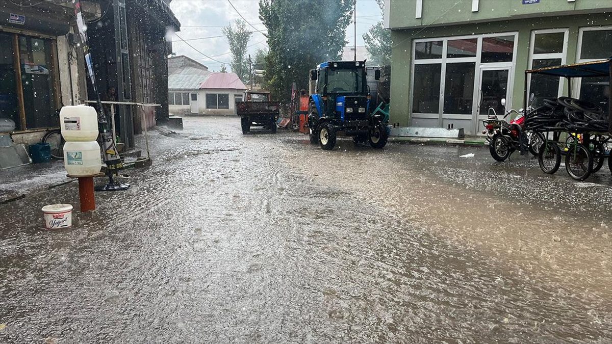 Ağrı'nın Taşlıçay ilçesinde sağanak ve dolu yaşamı olumsuz etkiledi.