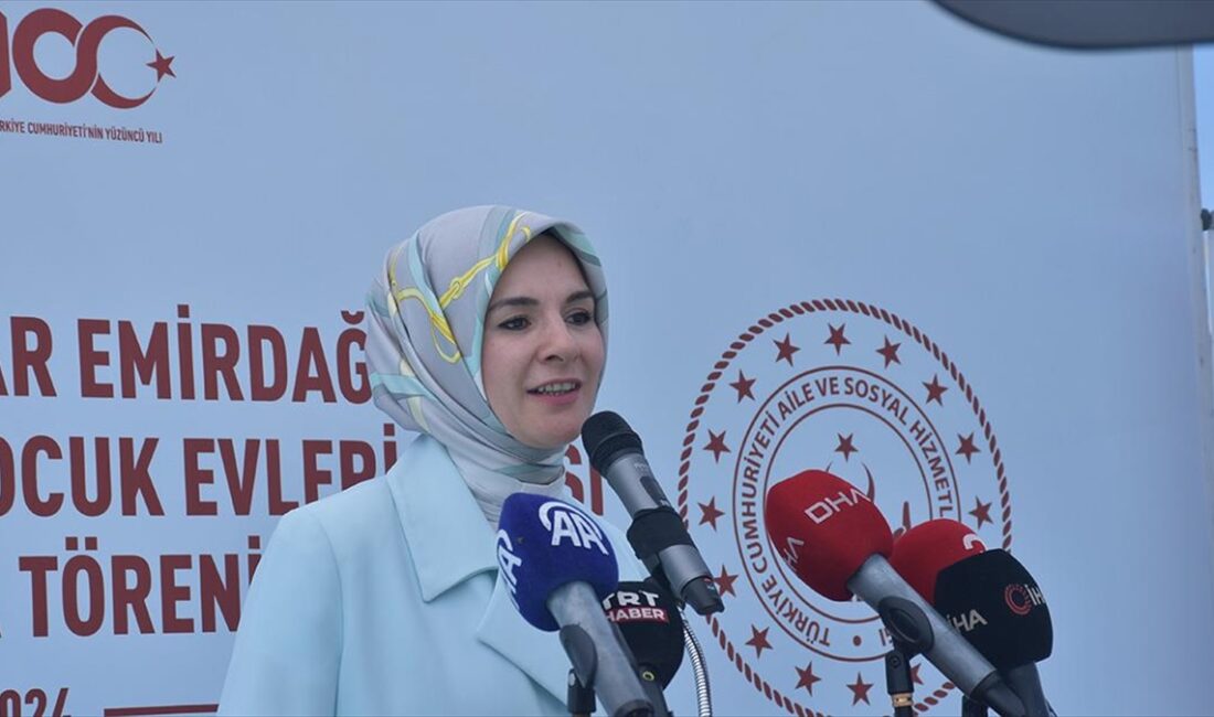AFYONKARAHİSAR (AA) – Göktaş, Afyonkarahisar’ın Emirdağ ilçesinde hayırsever iş insanı